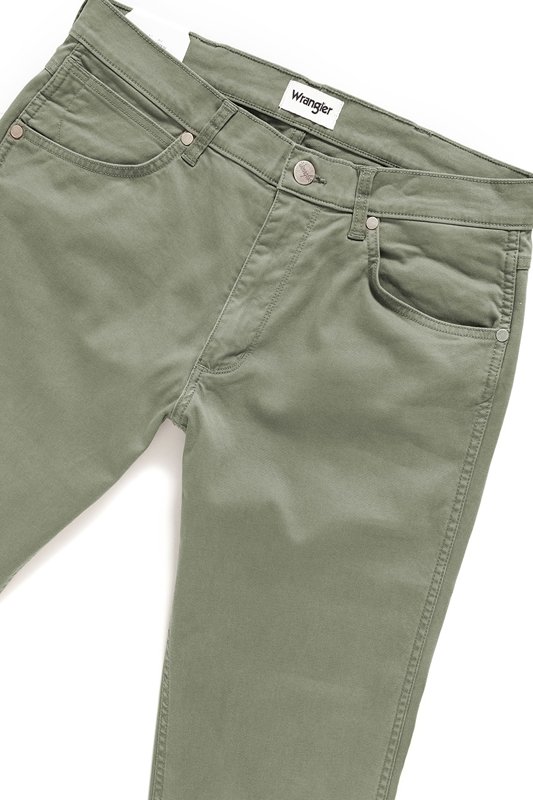 WRANGLER SPODNIE MĘSKIE GREENSBORO DUSTY GREEN W15QSM22A