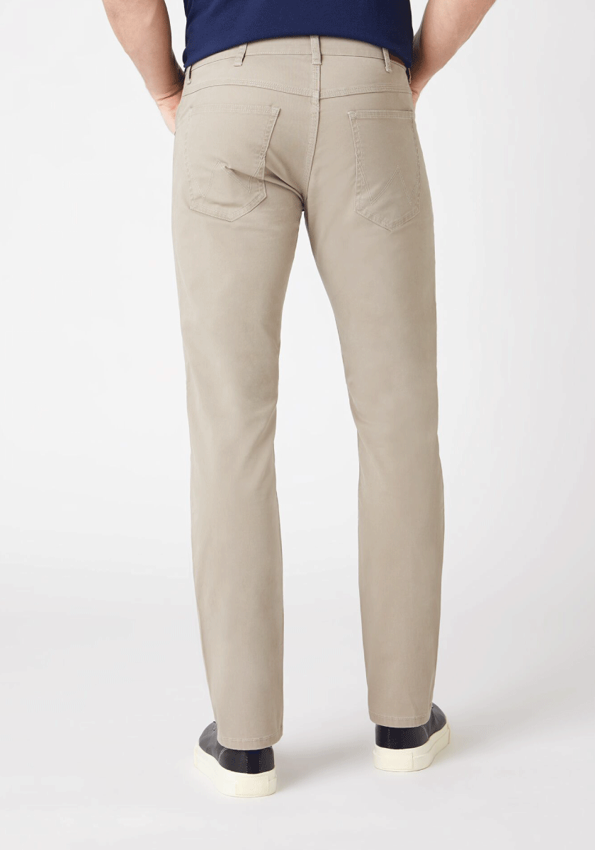 WRANGLER STRAIGHT SPODNIE MĘSKIE MATERIAŁOWE KHAKI W10TKA787