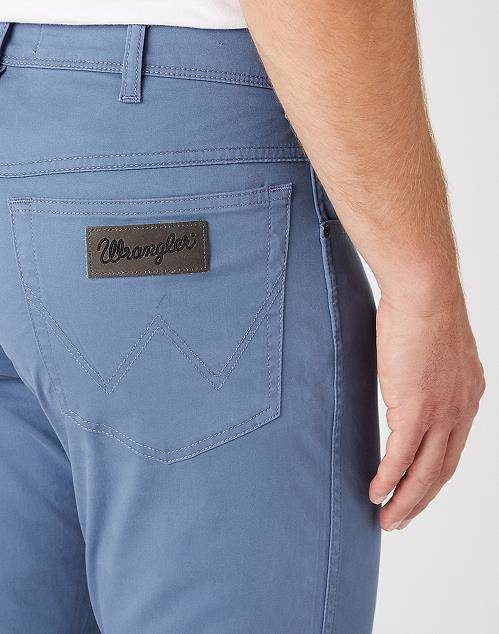 WRANGLER TEXAS SLIM MĘSKIE SPODNIE MATERIAŁOWE BLUE MIRAGE W12SEAXOD