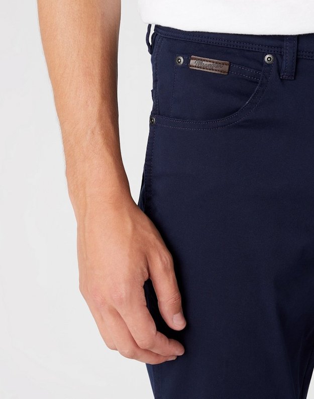 WRANGLER TEXAS SLIM MĘSKIE SPODNIE MATERIAŁOWE NAVY W12SEA114