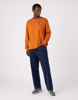 WRANGLER CHEST LOGO TEE MĘSKI LONGSLEEVE KOSZULKA Z DŁUGIM RĘKAWEM NUTMEG BROWN W7BKEEH02