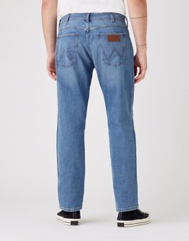 WRANGLER GREENSBORO MĘSKIE SPODNIE JEANSOWE DUSKY CLOUD W15QYJ38R