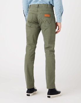 WRANGLER GREENSBORO MĘSKIE SPODNIE JEANSOWE MILITARE GREEN W15Q71G40