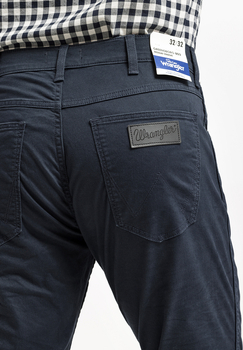 WRANGLER GREENSBORO MĘSKIE SPODNIE MATERIAŁOWE CHINO CHINOSY MARINE NAVY W15QOFB14