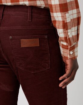 WRANGLER GREENSBORO MĘSKIE SPODNIE MATERIAŁOWE DAHLIA W15QLMH45