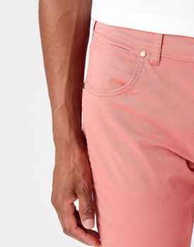 WRANGLER GREENSBORO MĘSKIE SPODNIE MATERIAŁOWE FADED ROSE W15QY6XAP