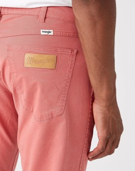 WRANGLER GREENSBORO MĘSKIE SPODNIE MATERIAŁOWE FADED ROSE W15QY6XAP