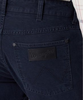 WRANGLER GREENSBORO MĘSKIE SPODNIE MATERIAŁOWE JEANSY DARK NAVY W15QDRXAE