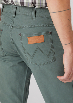 WRANGLER GREENSBORO MĘSKIE SPODNIE MATERIAŁOWE THYME W15QDRG37