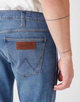 WRANGLER LARSTON MĘSKIE SPODNIE JEANSOWE DUSKY CLOUD W18SYJ38R