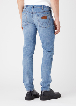 WRANGLER LARSTON MĘSKIE SPODNIE JEANSOWE LIGHT INDIGO W18S59X4E