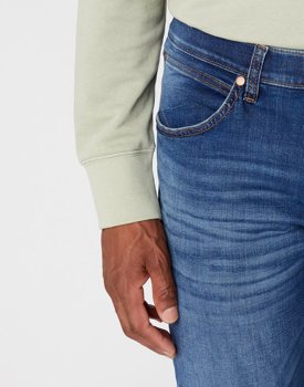 WRANGLER LARSTON MĘSKIE SPODNIE JEANSOWE VISUAL BLUE W18SCS30B