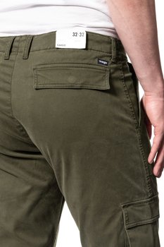 WRANGLER SPODNIE MĘSKIE CARGO IVY GREEN W15EA4XIX