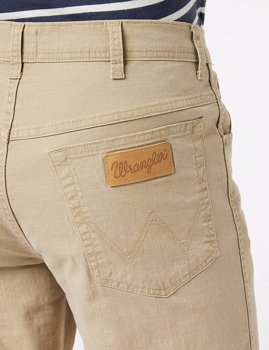 WRANGLER TEXAS MĘSKIE SPODNIE MATERIAŁOWE SAND W121W658N