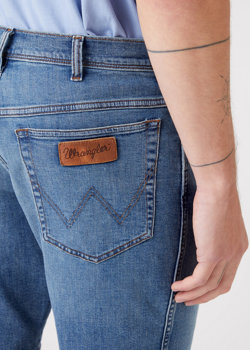 WRANGLER TEXAS SHORTS MĘSKIE KRÓTKIE SPODENKI SZORTY JEANSOWE LOGO DUSKY CLOUD W11CYJ38R