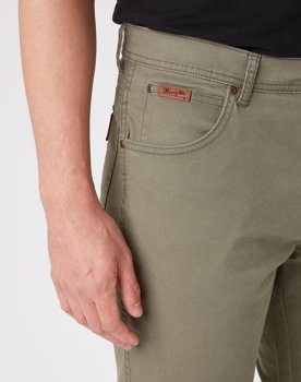 WRANGLER TEXAS SLIM MĘSKIE SPODNIE MATERIAŁOWE DUSTY OLIVE W12SWA275